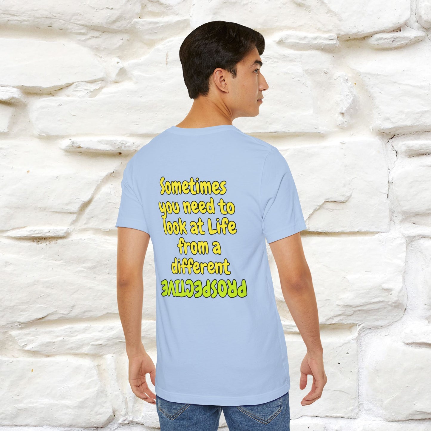 "A volte hai bisogno di guardare la vita da una prospettiva diversa" T-shirt per uomo e donna | 100% cotone*