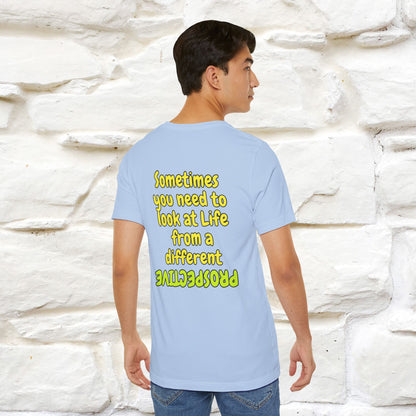 "A volte hai bisogno di guardare la vita da una prospettiva diversa" T-shirt per uomo e donna | 100% cotone*