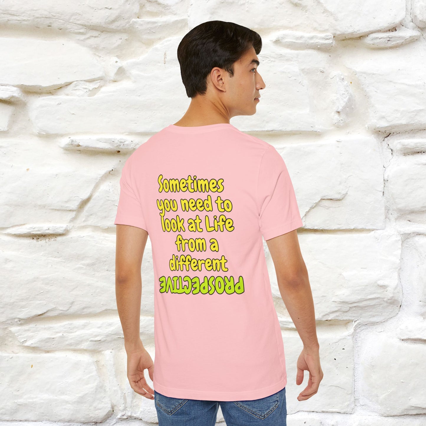 "A volte hai bisogno di guardare la vita da una prospettiva diversa" T-shirt per uomo e donna | 100% cotone*