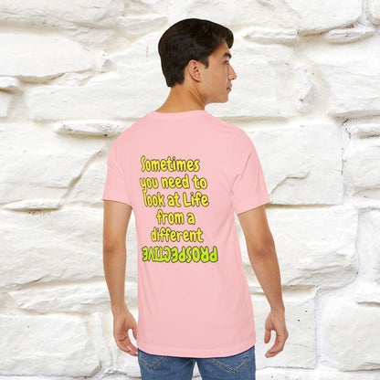 "A volte hai bisogno di guardare la vita da una prospettiva diversa" T-shirt per uomo e donna | 100% cotone*