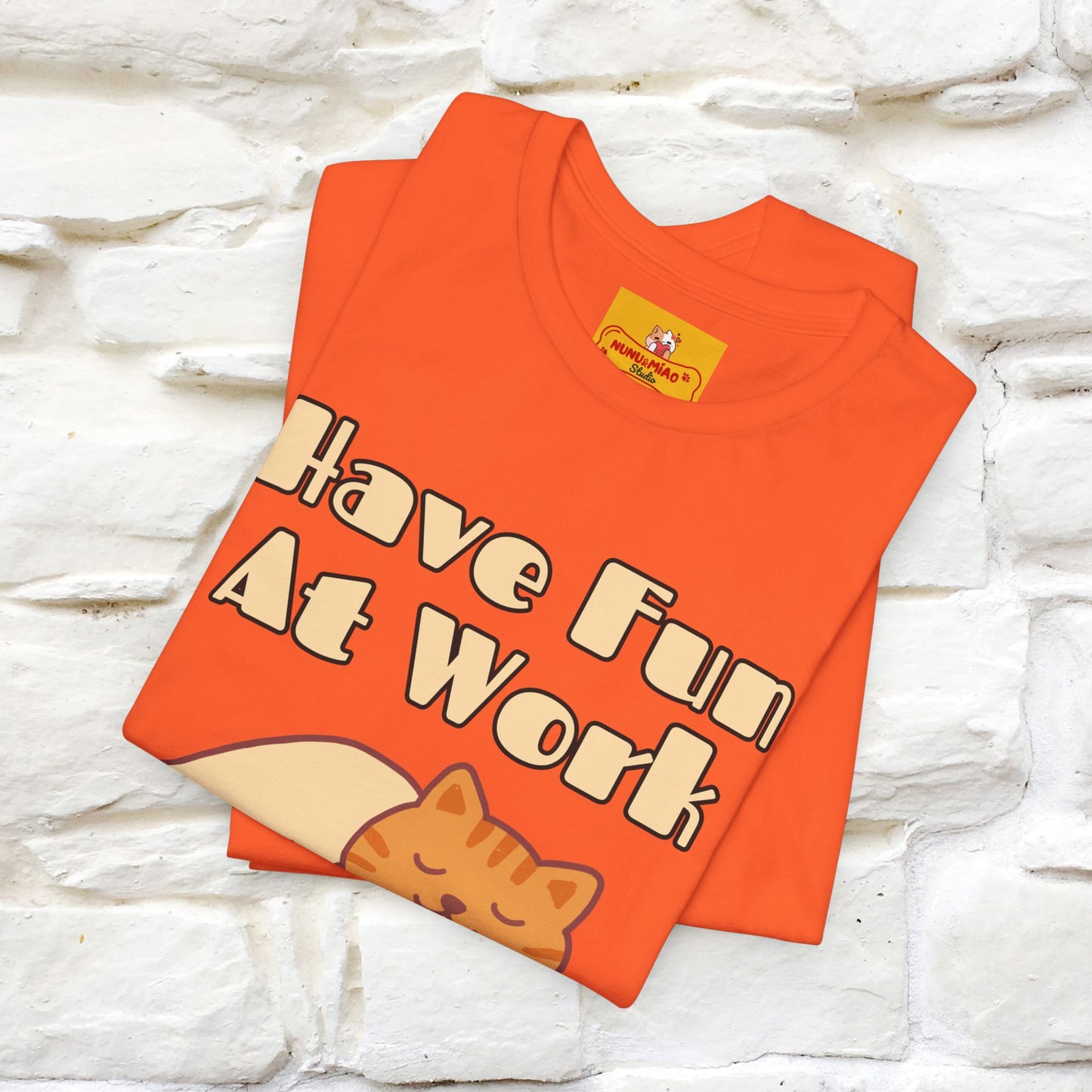 Maglietta con gatto "Have Fun At Work" per uomo e donna | 100% cotone* 🐾