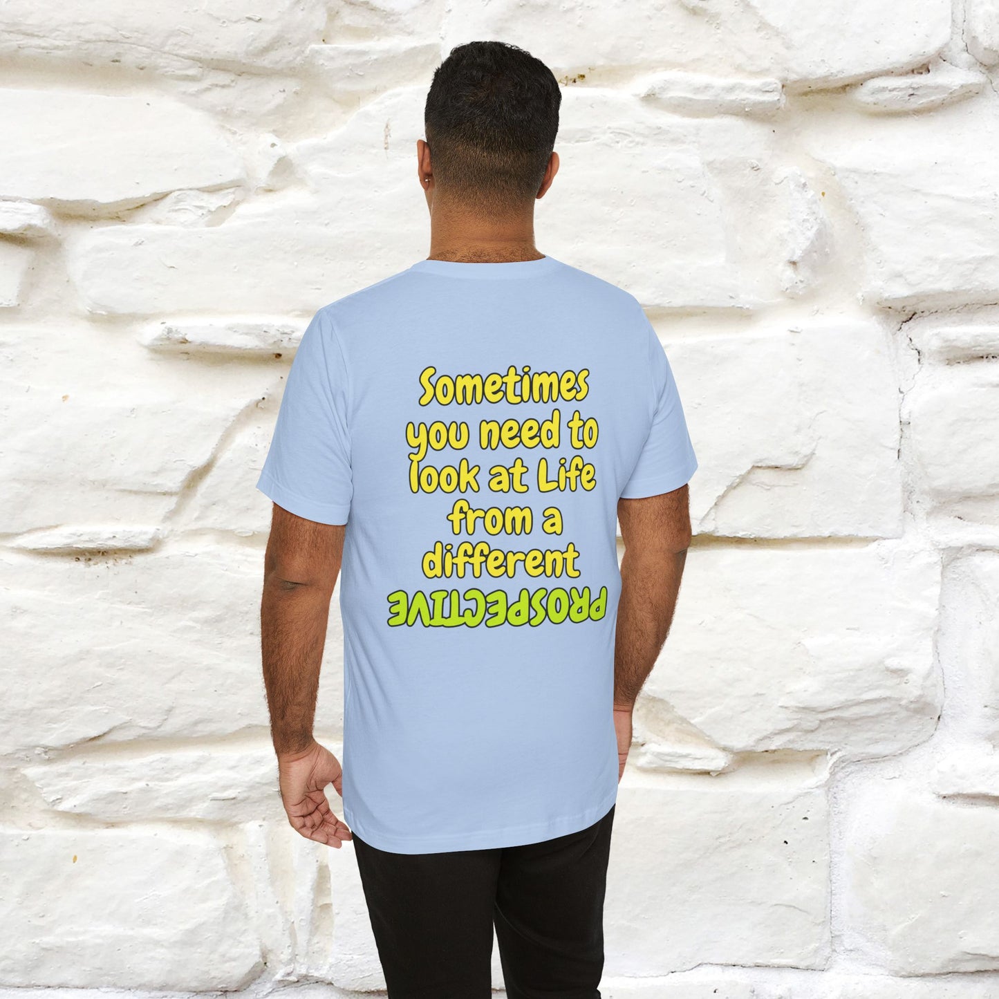 "A volte hai bisogno di guardare la vita da una prospettiva diversa" T-shirt per uomo e donna | 100% cotone*