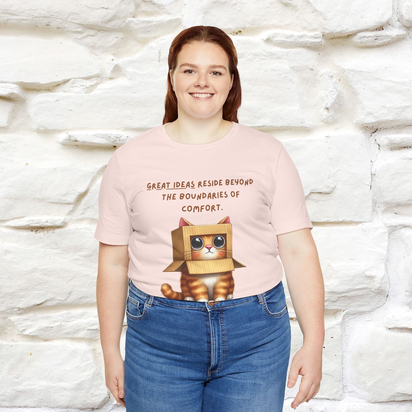 "Le grandi idee risiedono oltre i confini del comfort" T-shirt con gatto per uomo e donna | 100% cotone*