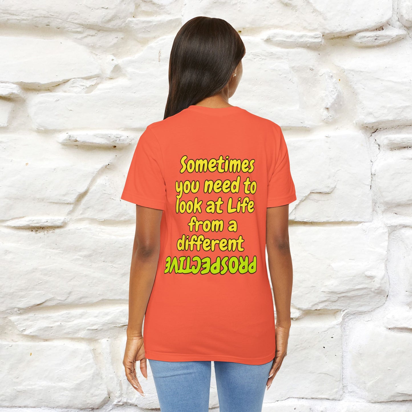 "A volte hai bisogno di guardare la vita da una prospettiva diversa" T-shirt per uomo e donna | 100% cotone*