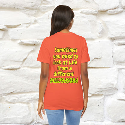 "A volte hai bisogno di guardare la vita da una prospettiva diversa" T-shirt per uomo e donna | 100% cotone*
