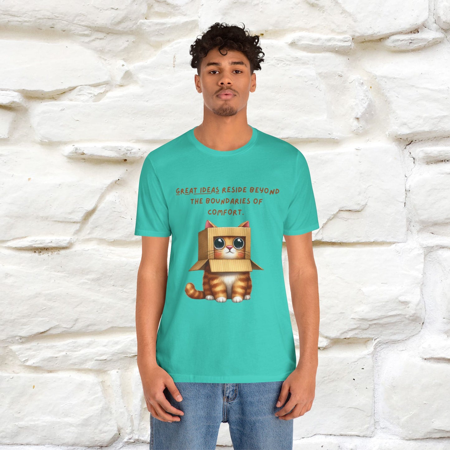 "Le grandi idee risiedono oltre i confini del comfort" T-shirt con gatto per uomo e donna | 100% cotone*