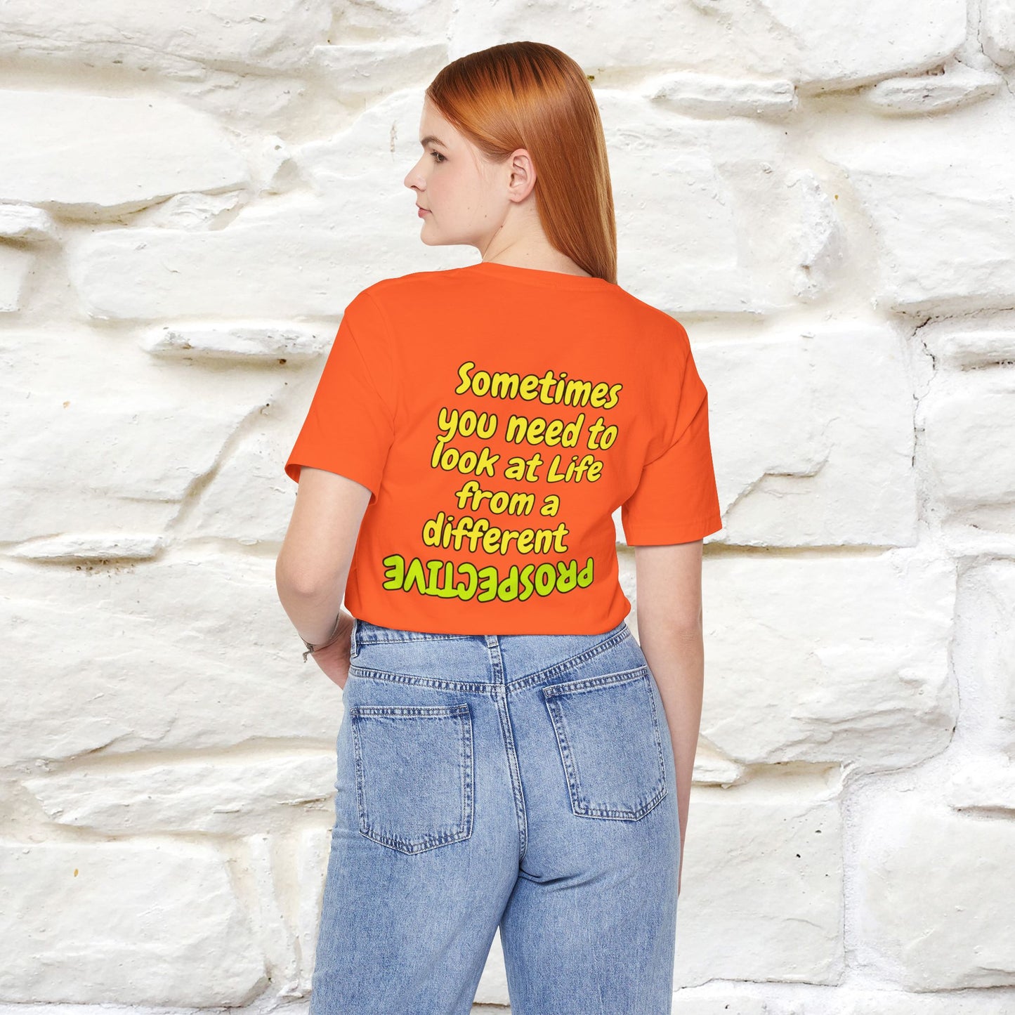 "A volte hai bisogno di guardare la vita da una prospettiva diversa" T-shirt per uomo e donna | 100% cotone*