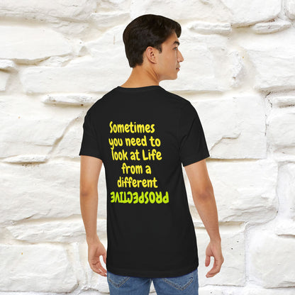 "A volte hai bisogno di guardare la vita da una prospettiva diversa" T-shirt per uomo e donna | 100% cotone*