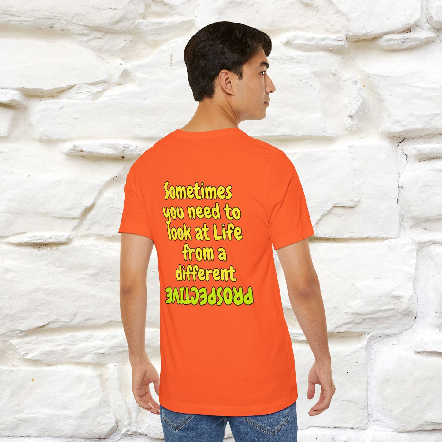 "A volte hai bisogno di guardare la vita da una prospettiva diversa" T-shirt per uomo e donna | 100% cotone*