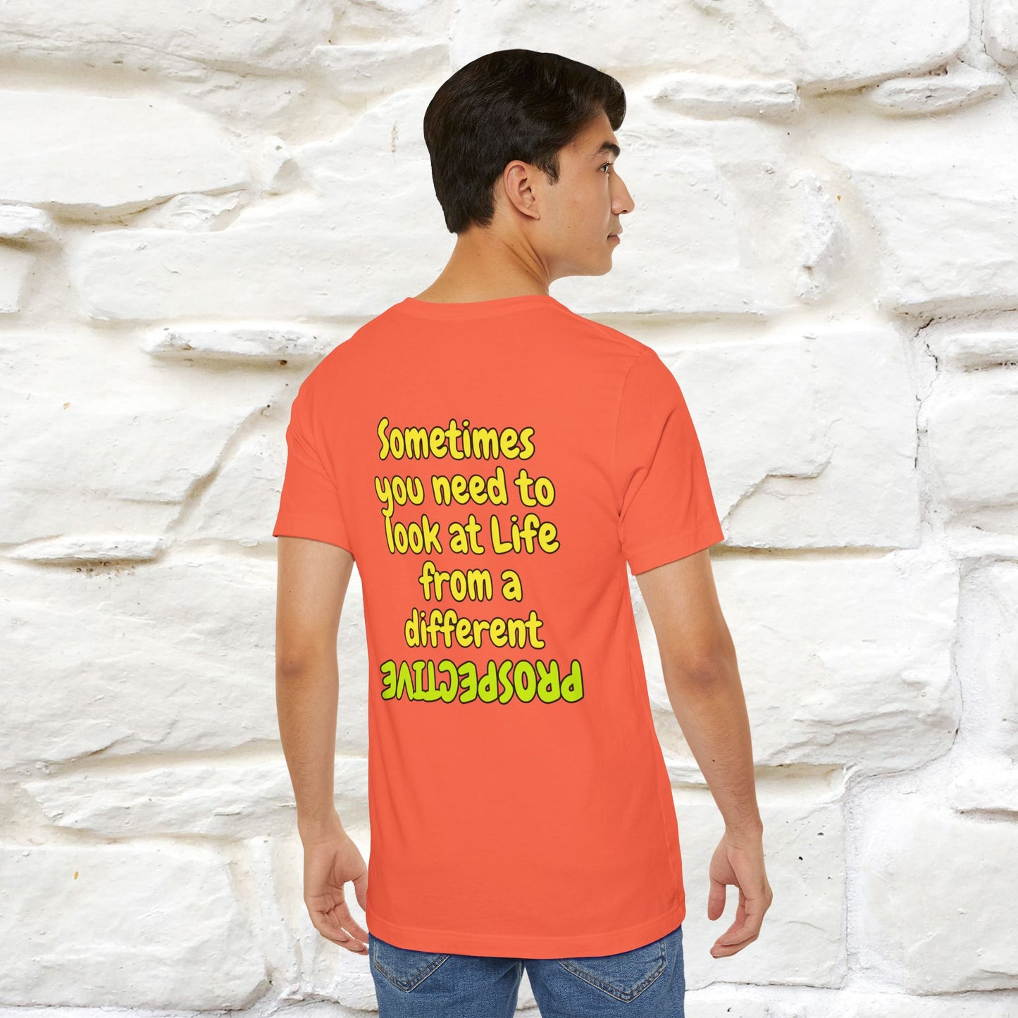 "A volte hai bisogno di guardare la vita da una prospettiva diversa" T-shirt per uomo e donna | 100% cotone*