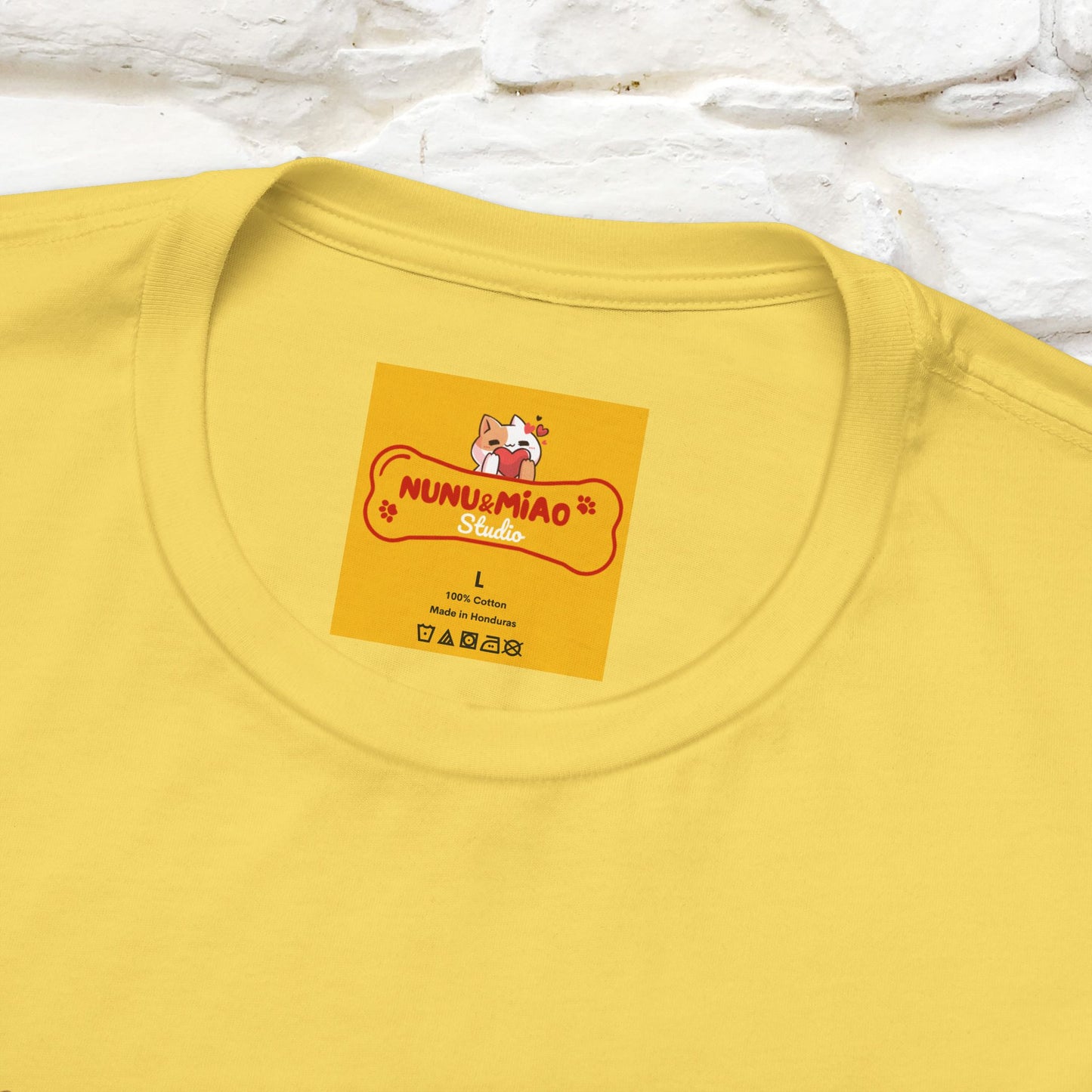 "Le grandi idee risiedono oltre i confini del comfort" T-shirt con gatto per uomo e donna | 100% cotone*