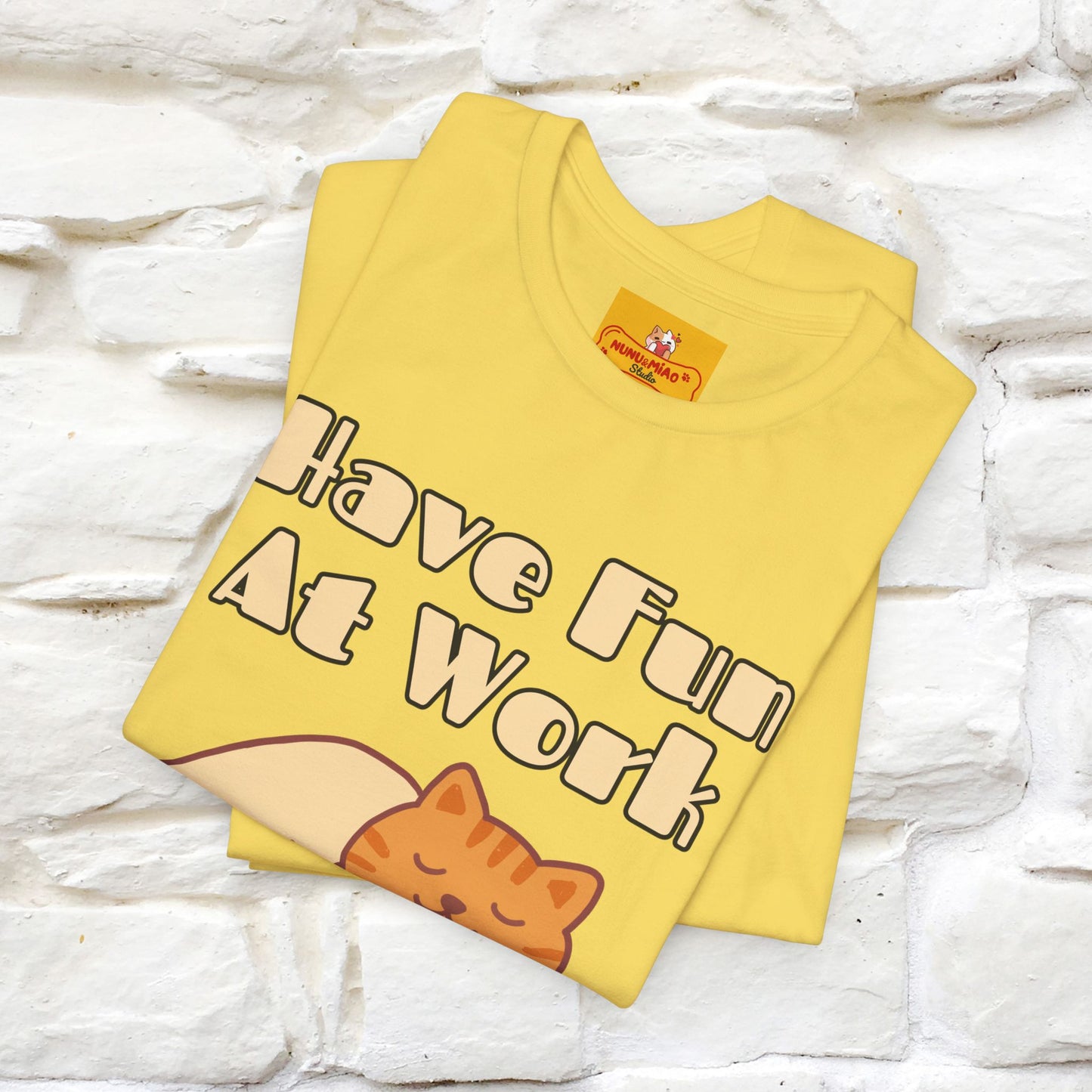 Maglietta con gatto "Have Fun At Work" per uomo e donna | 100% cotone* 🐾