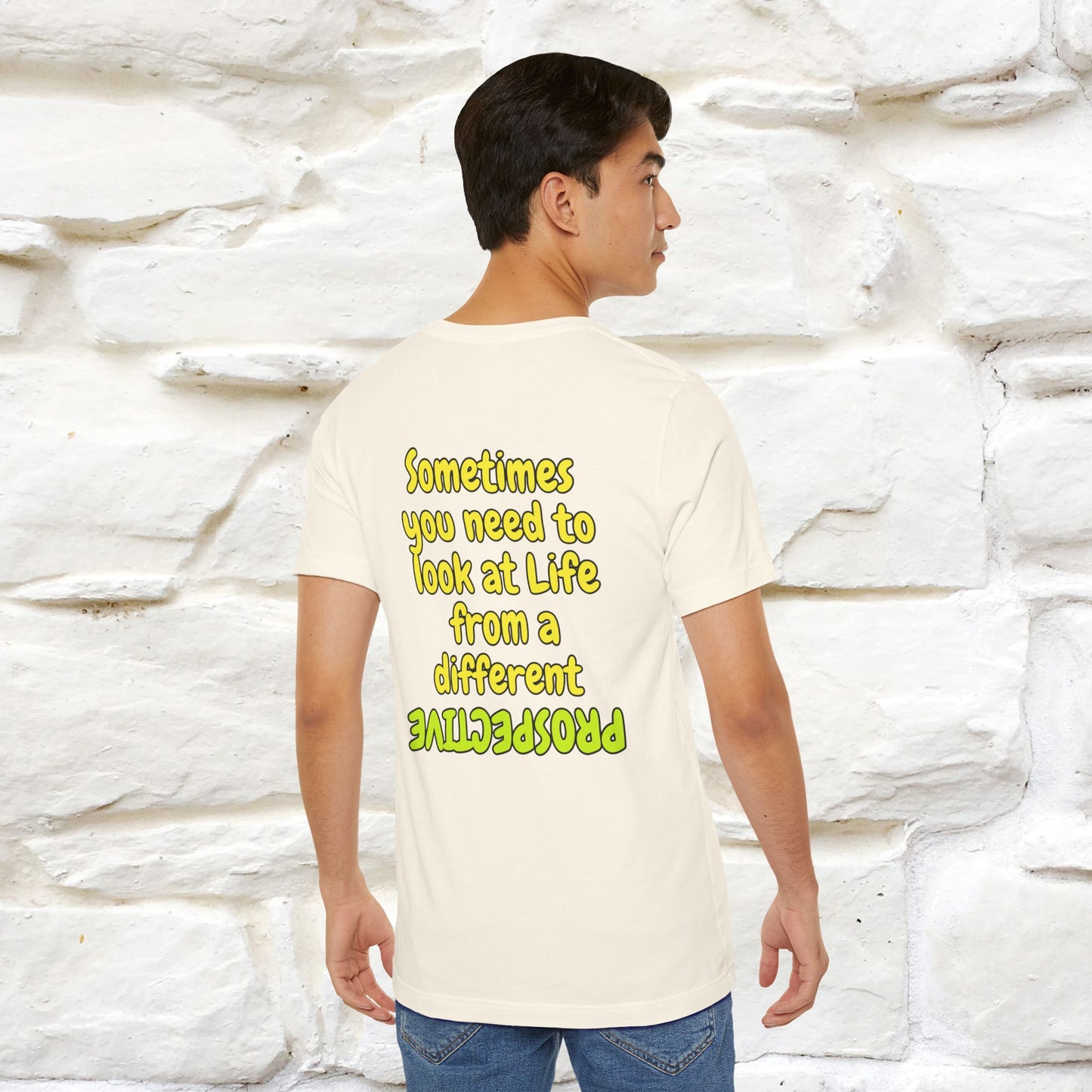 "A volte hai bisogno di guardare la vita da una prospettiva diversa" T-shirt per uomo e donna | 100% cotone*